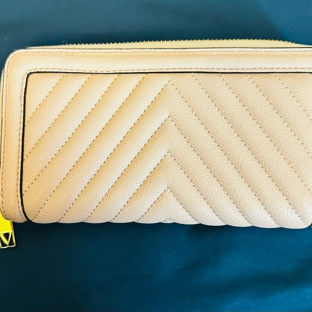 Victoria’s Secret V-Quilt Continental Wallet - Picture 6 of 7
